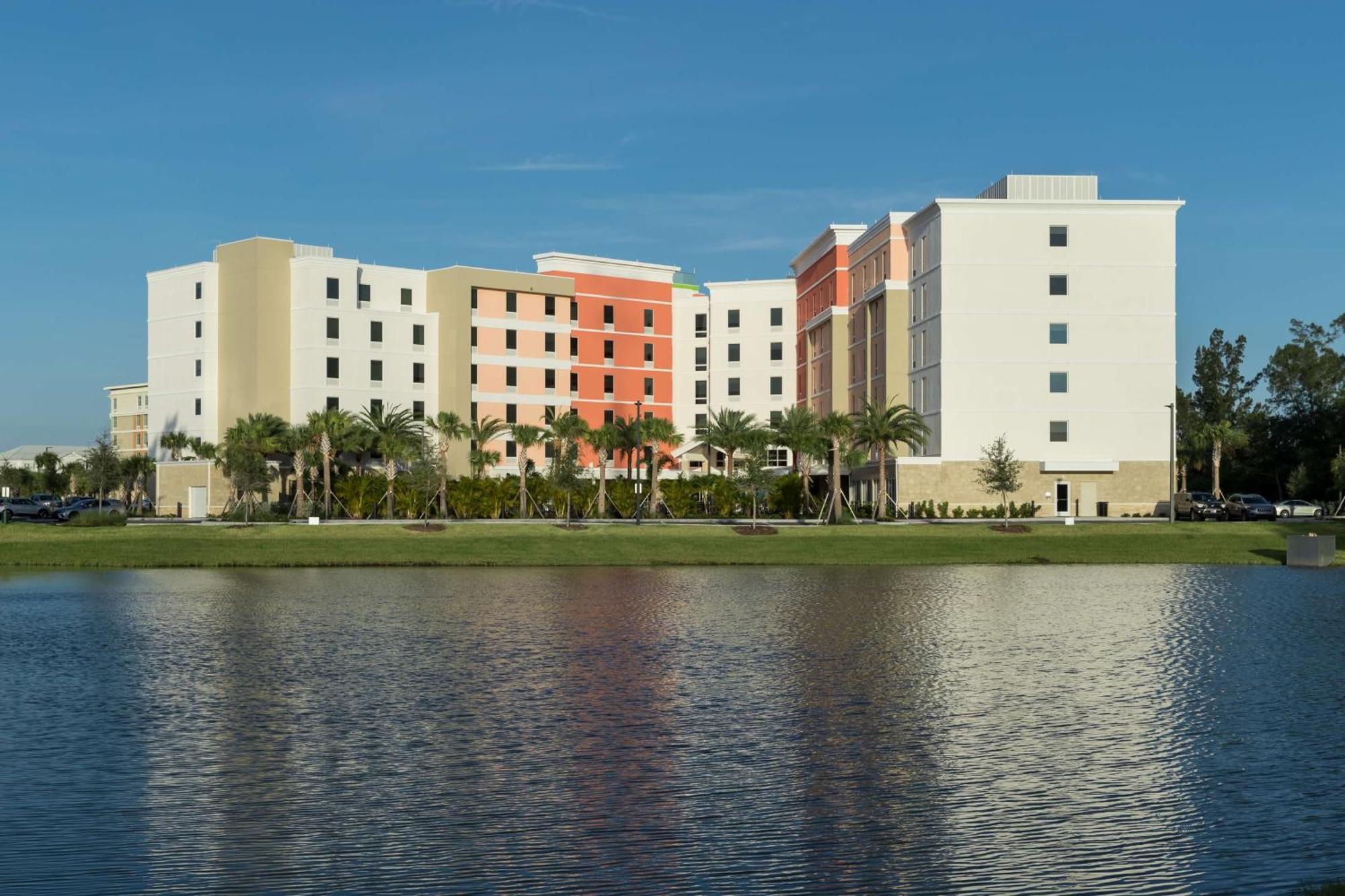 Hampton Inn & Suites Cape Canaveral Cruise Port, Fl エクステリア 写真